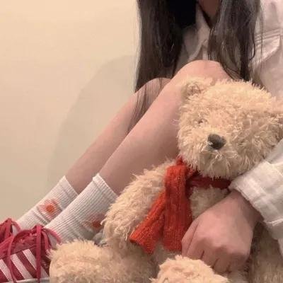 今日吃瓜热搜榜 - 人气小花疑似整容失败,机场生图引发全网热议